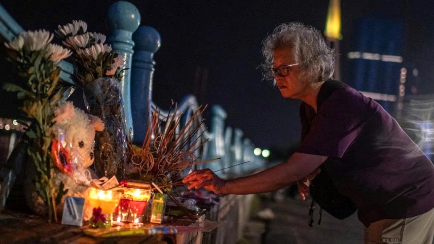 Candlelight vigil held for victims of Ha Long boat tragedy